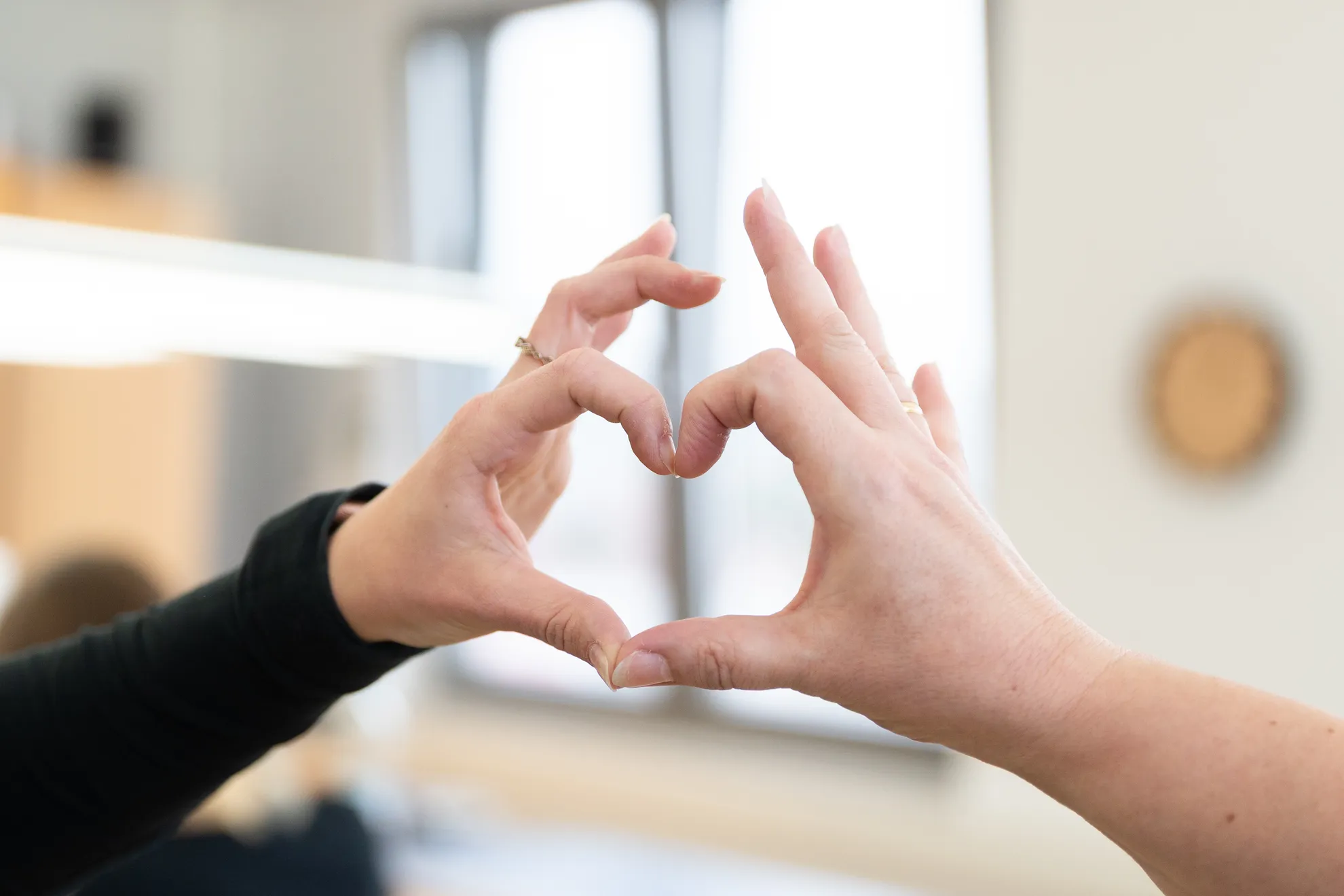 Zwei Hände formen gemeinsam ein Herzsymbol